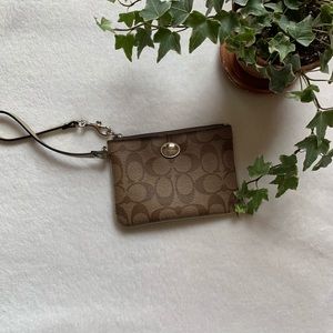 COACH Wristlet / Like new / perfect condition